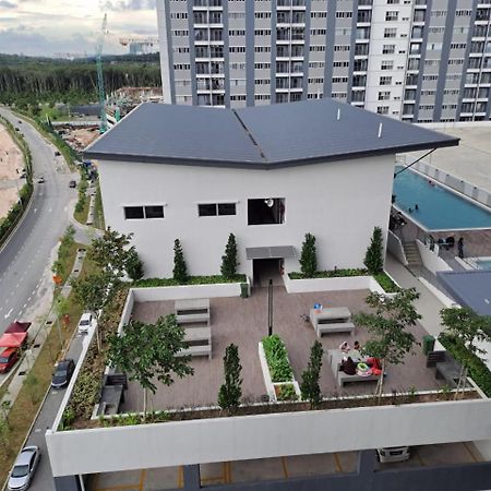 Impiana Homestay Near Putrajaya, Cyberjaya, Musliem Only,Wifi,Netflix Kampung Dengkil Exterior photo