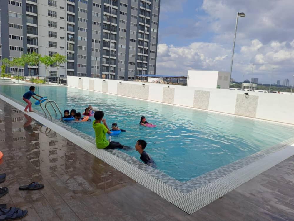 Impiana Homestay Near Putrajaya, Cyberjaya, Musliem Only,Wifi,Netflix Kampung Dengkil Exterior photo