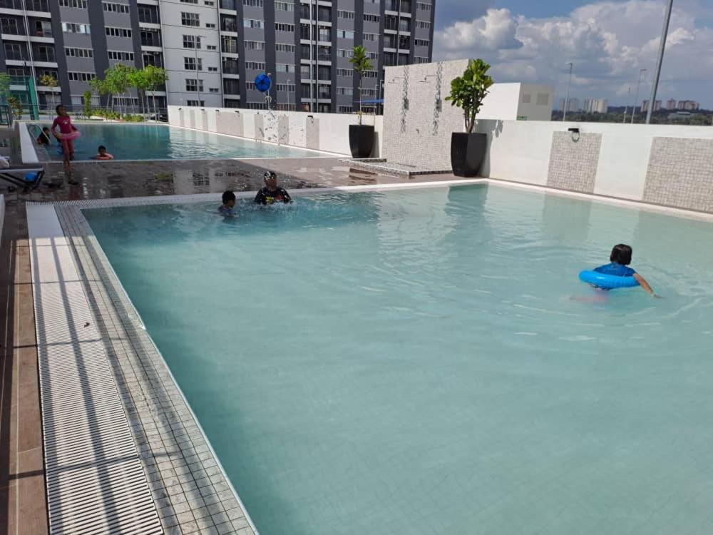 Impiana Homestay Near Putrajaya, Cyberjaya, Musliem Only,Wifi,Netflix Kampung Dengkil Exterior photo